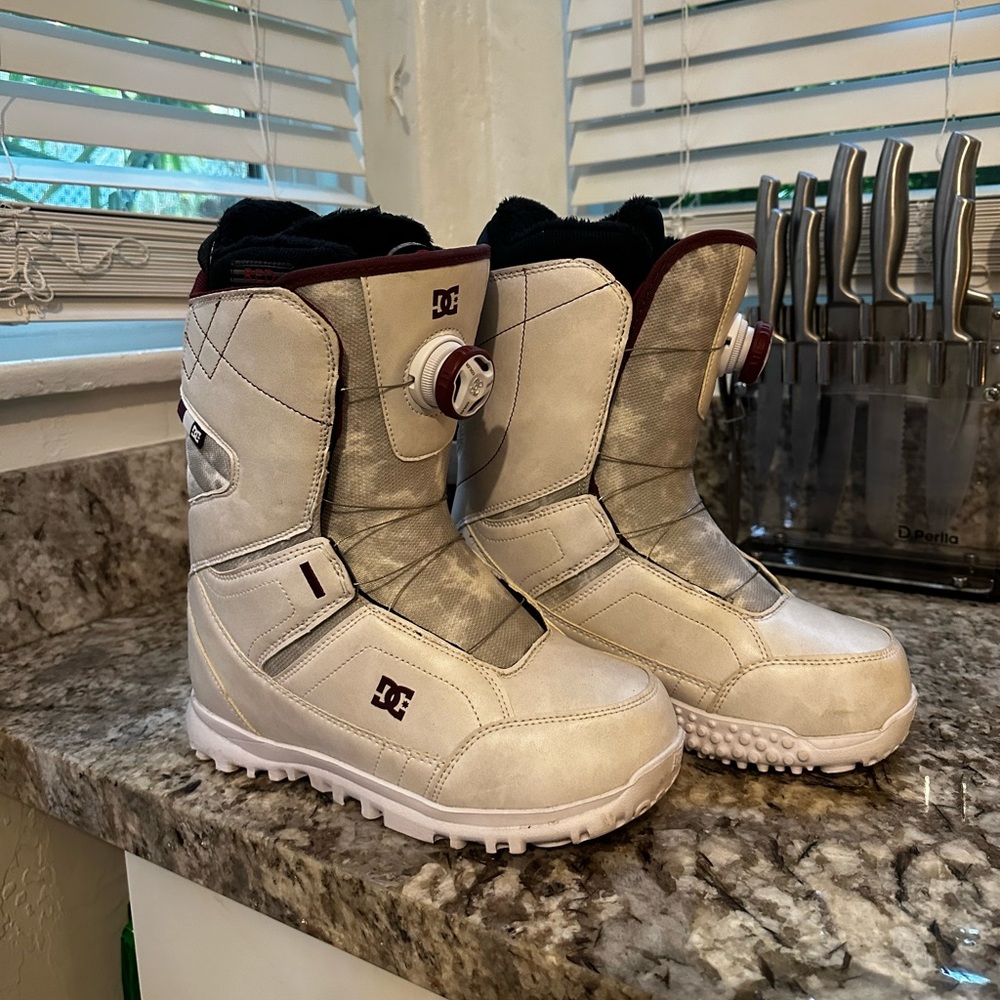 Women's size 7 DC snowboard boots